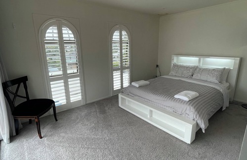 Browns Bay House | Villa Wisteria - Private home with stunning pool, 3 minutes to public transport!