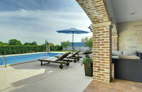 Medulin Cottage | Villa with pool for up to 10 people close to the beach located in Medulin