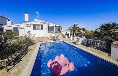 L'Ampolla Ski Chalet | Villa with private pool and sea views