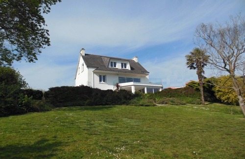 Crozon Villa | Villa with sea view on large garden in the center of Crozon