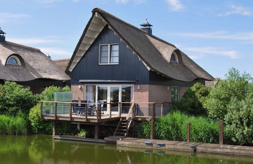 Makkum Villa | Villa with terrace on the water in Friesland