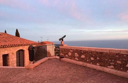 Old Town Apartment | Village Médiévale, superbe appartement vu mer et Monaco