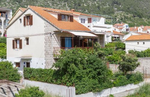 Komiza Villa | Villaina