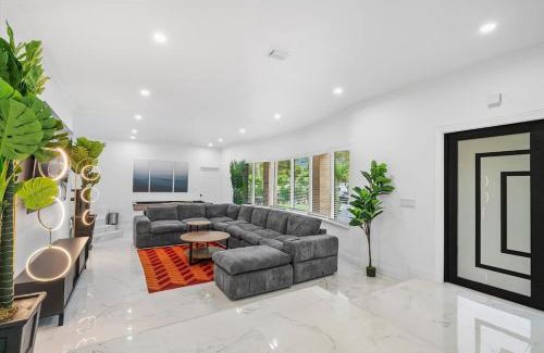 Golden Glades House | VillaKoBo Heated Pool Spa Bar Tennis Golf