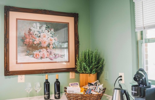 Huntly House | Vineyard Cottage w/BBQ & Scenic Views