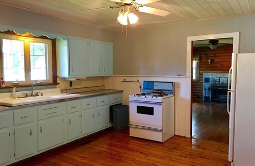 Edinboro Cottage | VINTAGE COTTAGE NEAR LAKE EDINBORO