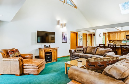 Deer Park House | Vintage mountain home w/private hot tub & SHARC access - dogs welcome