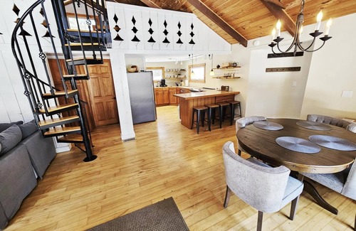 Moscow Ski Chalet | Vintage Vibes Haven in Stowe, Records & Firepit!