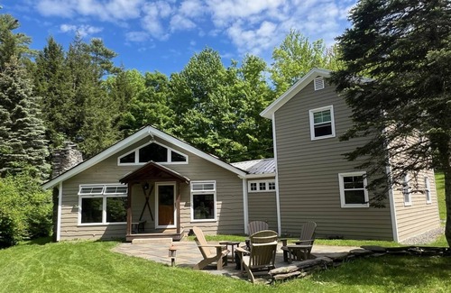 Moscow Ski Chalet | Vintage Vibes Haven in Stowe, Records & Firepit!