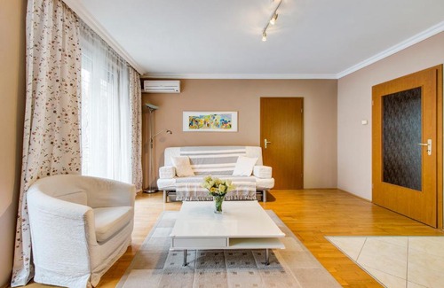 Ferencvaros Apartment | Viola - Newly furnished with free garage!