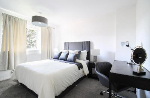 Aylesbury Apartment | Virexxa Aylesbury Centre - Deluxe Suite - 3Bed House with Free Parking