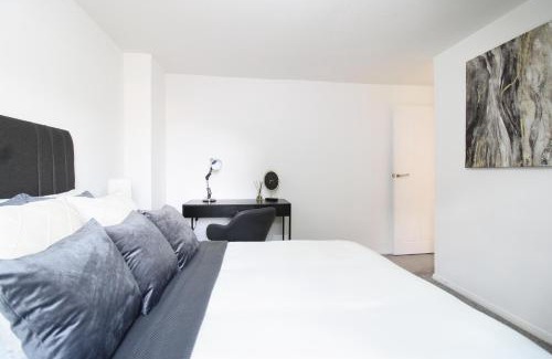 Aylesbury Apartment | Virexxa Aylesbury Centre - Deluxe Suite - 3Bed House with Free Parking