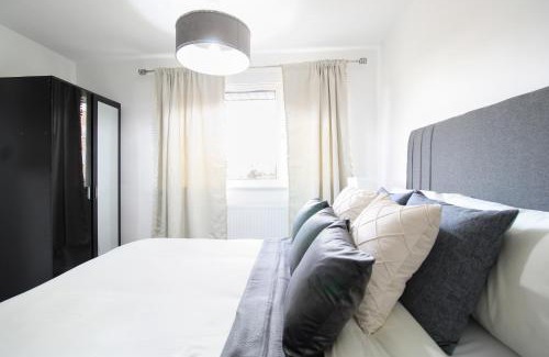 Aylesbury Apartment | Virexxa Aylesbury Centre - Deluxe Suite - 3Bed House with Free Parking