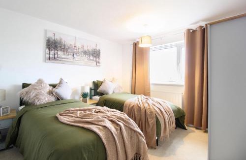 Aylesbury Apartment | Virexxa Aylesbury Centre - Deluxe Suite - 3Bed House with Free Parking