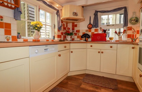 Pentewan Cottage | VI’S VALLEY VIEW, pet friendly, character holiday cottage in Pentewan
