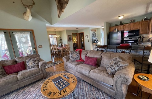 Pigeon Forge Ski Chalet | Visit "Bear Pause" for the perfect vacation! Only minutes from attractions!
