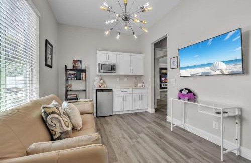 Las Vegas House | Viva Oasis - A Modern Sanctuary