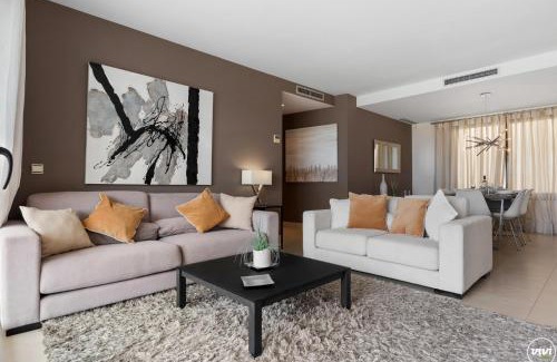 Marbella Apartment | ViVi Homes - Elisa Pool, Gym & Sea View