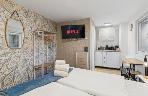 Eichwalde Apartment | Vorstadtoase - Apartment für 2 Personen mit Smart TV, Parken, eigenen Bad, Netflix - Nähe BER