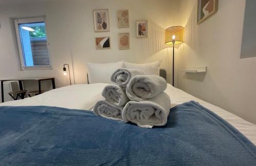 Eichwalde Apartment | Vorstadtoase - Apartment für 2 Personen mit Smart TV, Parken, eigenen Bad, Netflix - Nähe BER