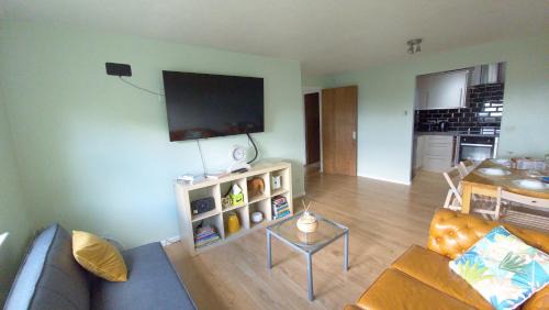 Greenwich Apartment | VRY Woolwich - cosy property with stunning views of London