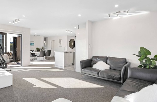 Waikawa Bay House | Waikawa Bay Spa Escape - Waikawa Bay Holiday Home