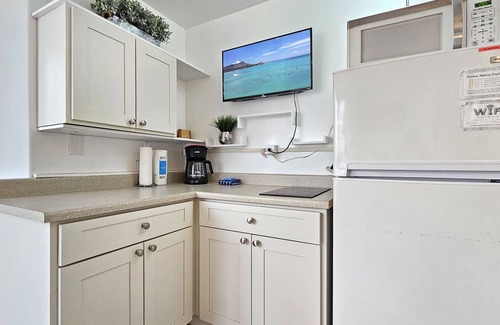 Diamond Head - Kapahulu - St. Louis Apartment | —⚚Waikiki Beach☥— 8th flr Queen Bed Studio w/Pool — WAIKIKI GRAND HOTEL®