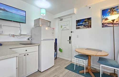 Diamond Head - Kapahulu - St. Louis Apartment | —⚚Waikiki Beach☥— 8th flr Queen Bed Studio w/Pool — WAIKIKI GRAND HOTEL®