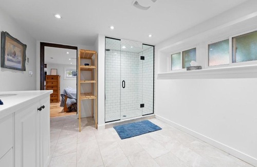 Burlington Apartment | Waldemar Charming Burlington lower level Apartment