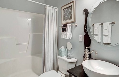 Reva Apartment | WALDEN HALL ESTATE - EMERSON POOL SUITE APARTMENT
