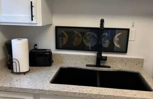 The Strand Apartment | Walk 2 beach, AC, WD, Work Desk, Renovated