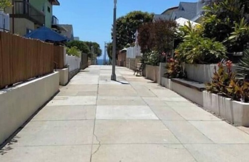 The Strand Apartment | Walk 2 beach, AC, WD, Work Desk, Renovated