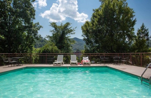 Gatlinburg Condo | Walk 2 Downtown Gatlinburg/Awesome Mountain Views