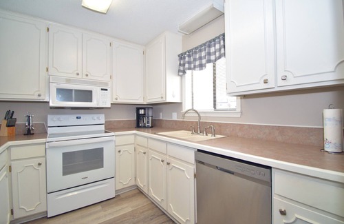 Fairfield Bay Condo | Walk in, 2 bed 2 bath Condo, Pool access, Tennis courts, and Close to Marina.