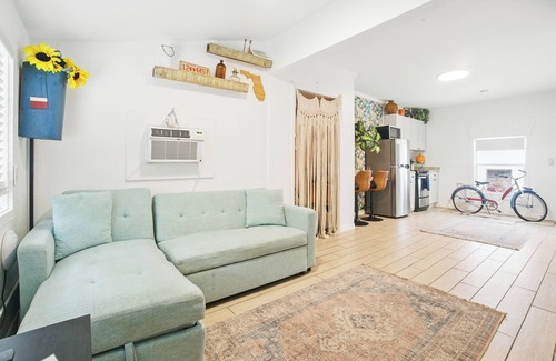 Historic Uptown Apartment | Walk score 82 - bikes - kayak - 214mbps - foam bed