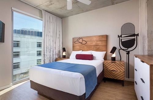 Civic District Resort | Walk to 6th St! ~- Rooftop Pool! ~ Wyndham Austin resort in the heart of Austin