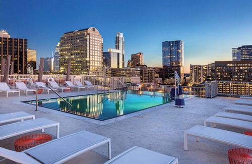 Civic District Resort | Walk to 6th St! ~- Rooftop Pool! ~ Wyndham Austin resort in the heart of Austin