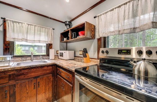 Boothbay Harbor Cabin | Walk to Barrett's Park: Wooded Cabin w/Grill!