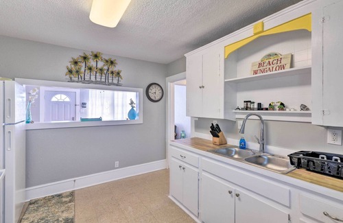 Galveston Apartment | Walk to Beach: Breezy Galveston Apt w/Deck!