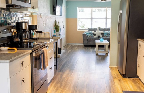 Ormond-by-the-Sea Cottage | Walk to beach Cottage
