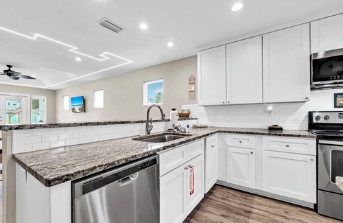 Holiday Beach House | 🌴Walk to Beach-Pet Friendly-Great Location-Sunset by the Sea🌴