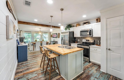 Long Mott Cottage | Walk to Boat Ramp: Newly Remodeled Seadrift Home!