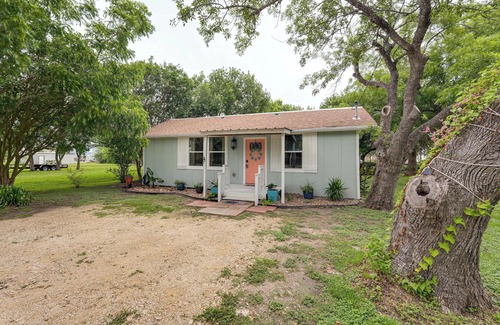 Long Mott Cottage | Walk to Boat Ramp: Newly Remodeled Seadrift Home!