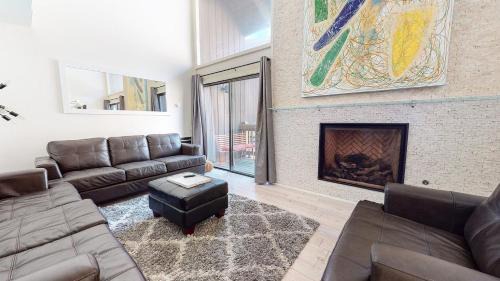 Mammoth Lakes House | Walk to Canyon Lodge Ski back Modern Space