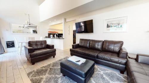 Mammoth Lakes House | Walk to Canyon Lodge Ski back Modern Space