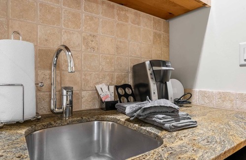 Kimball Junction Condo | Walk to Dining & Shops | Fireplace | Pool & Hot Tub Included
