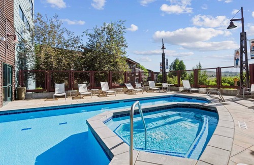 Kimball Junction Condo | Walk to Dining & Shops | Fireplace | Pool & Hot Tub Included