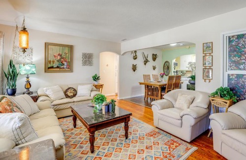 Atascadero House | Walk to Downtown Atascadero Cottage with Sunroom!