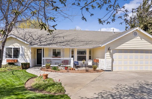 Redmond House | Walk to Dry Canyon, Pet Friendly, Fenced Yard, Smith Rocks, RV Parking