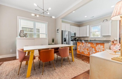 Dixon Park House | Walk to Forsyth, River Street, and Downtown! Pet Friendly, large fenced in yard!
